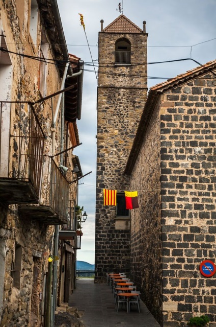 Castelfolit de la Rocca - un sat în Spania, pe stânci