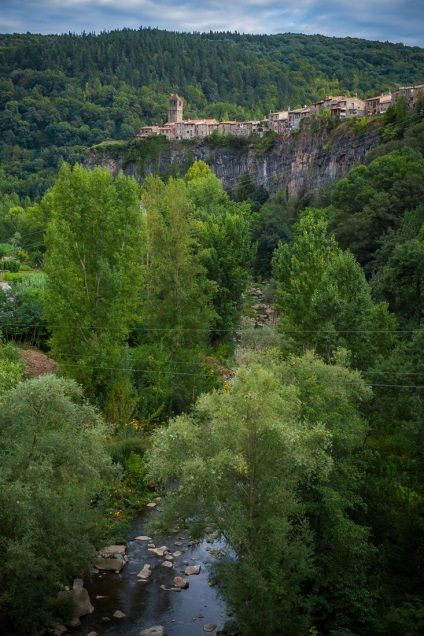 Castelfolit de la Rocca - un sat în Spania, pe stânci