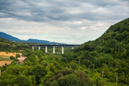 Castelfolit de la Rocca - un sat în Spania, pe stânci