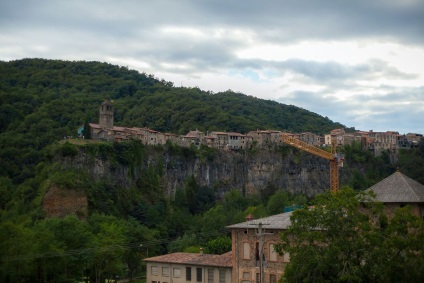 Castelfolit de la Rocca - un sat în Spania, pe stânci