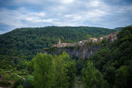 Castelfolit de la Rocca - un sat în Spania, pe stânci