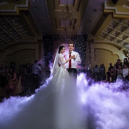 Nunți caucazian sunt sărbătorit cu un scop special cu orice preț