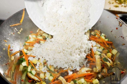 Kínai sült rizs - zöldség, tojás és szója szósz recept fotókkal
