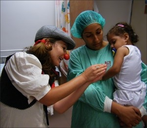 Clown terapie în spitalele de copii din Israel, un doctor israelian