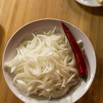 Salată coreeană de carne, sos de soia, castravete
