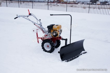 O lopată pentru recoltarea zăpezii într-un bloc cu motoare proprii