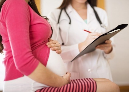 Un băiat sau o fată semnează în timpul sarcinii