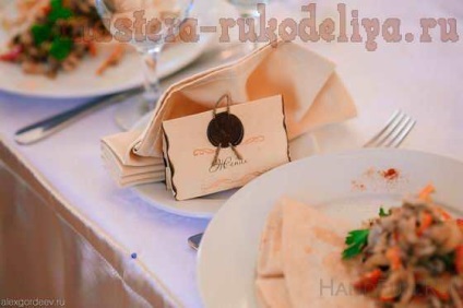 Mesterkurzus kártyák neveit vendégek az esküvői asztalra