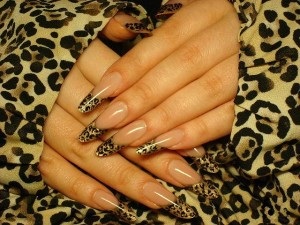 Leopard cuie, prieten de corp