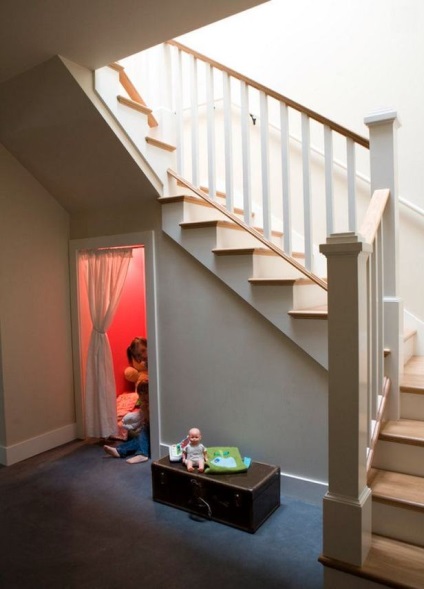 Înregistrarea spațiului sub scări până la etajul al doilea într-o casă privată cu propriile mâini încorporate