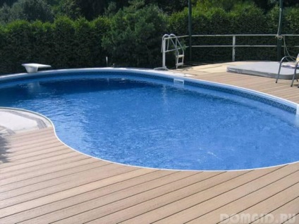 Decorarea unei piscine în aer liber, pe teren, cu o placă de terasă