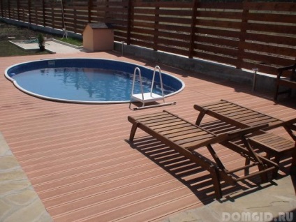 Decorarea unei piscine în aer liber, pe teren, cu o placă de terasă
