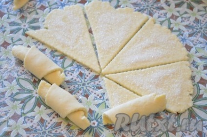 Biscuiți din produse de patiserie cu brânză de vaci - bagheli cu zahăr - rețetă cu o fotografie