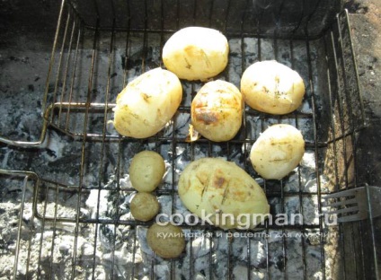 Cartofi tineri copți pe cărbune - gătit pentru bărbați