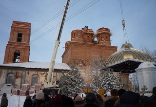 Presslife - raport foto despre cum să instalăm cupolele pe templu!