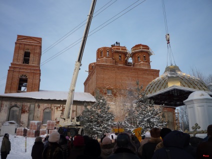 Presslife - raport foto despre cum să instalăm cupolele pe templu!