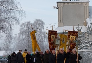 Presslife - raport foto despre cum să instalăm cupolele pe templu!