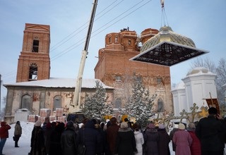 Presslife - raport foto despre cum să instalăm cupolele pe templu!