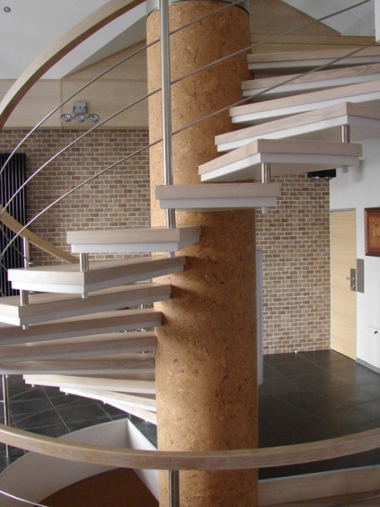 A projekt a hét két réteg ablakok nappali galériával és a lépcső-tree