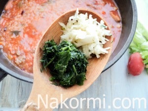 Orez cu legume într-o rețetă picantă de sos de roșii cu o fotografie