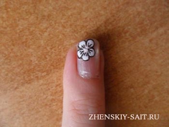 Desene de flori pe unghii - cum să atragă o floare