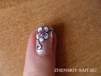 Desene de flori pe unghii - cum să atragă o floare