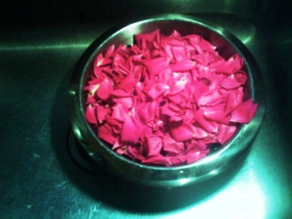 Apă de trandafir - îngrijire facială acasă, trandafiri