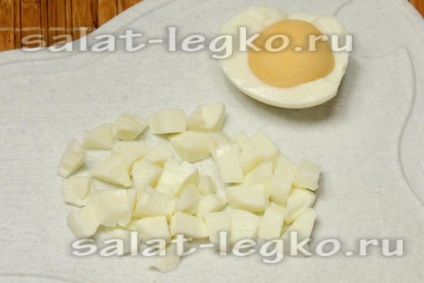 Salată de pui cu brânză, rețetă cu ouă și piper