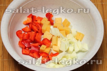 Salată de pui cu brânză, rețetă cu ouă și piper