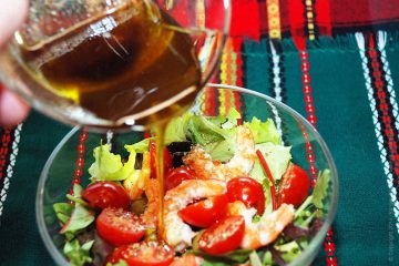 Salata cu creveți, roșii, măsline și pansamente picante