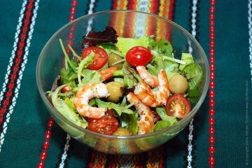 Salata cu creveți, roșii, măsline și pansamente picante