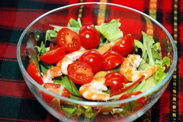 Salata cu creveți, roșii, măsline și pansamente picante