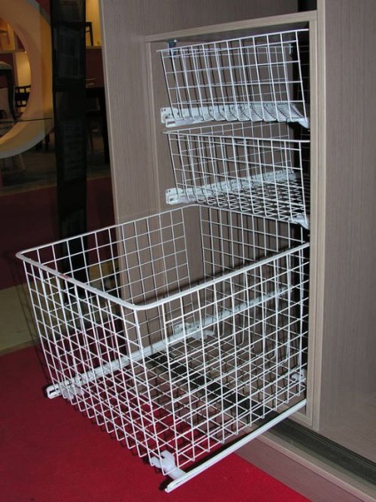 Coșuri de plasă pentru dulapurile metalice alunecoase din glisiere, rulate în Ikea