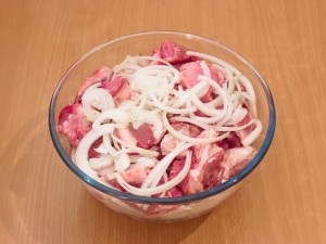 Skewers de carne de porc marinate în sos roz