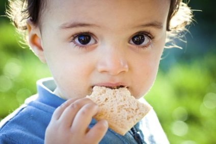 De la ce vârstă poți să dai pâine copilului tău și care este negru sau alb