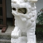 Sculpturi în grădina japoneză