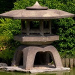 Sculpturi în grădina japoneză
