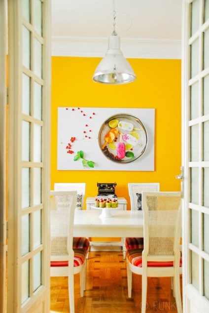 Cameră modernă în culori luminoase