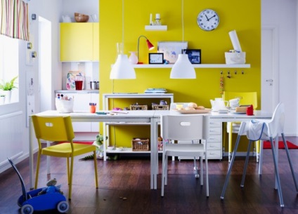 Cameră modernă în culori luminoase