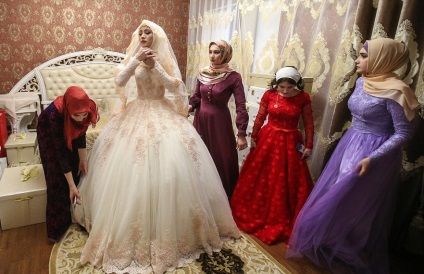 Mireasa cecenă rămâne tăcută despre ciudățenia nunții musulmane, nu dansează și nu vede mirele