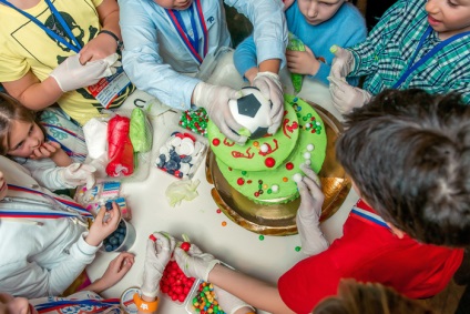 A szkript a születésük napján vetélkedők, jelmezek, ajándékok