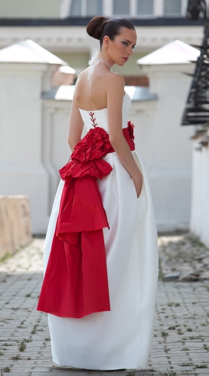 Rochie de mireasa cu elemente rosii de modele