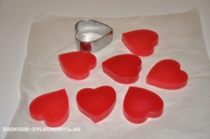 Szív alakú gyertya mester osztály létrehozásával eredeti csapat gyertyák kezük