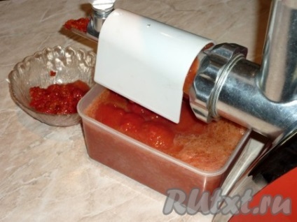 Suc de roșii printr-o mașină de măcinat pentru iarna - o rețetă cu o fotografie