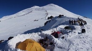 Adăpost de vremea din munți, zăpadă și tropice