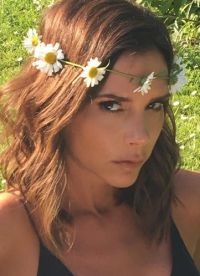 Victoria Beckham a tăiat buclele și a schimbat culoarea parului