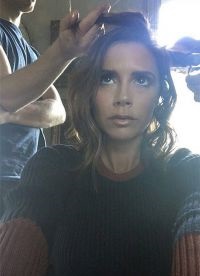 Victoria Beckham a tăiat buclele și a schimbat culoarea parului