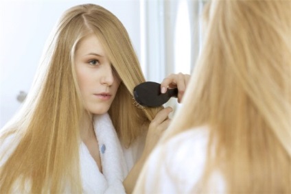 Căderea părului la femei - cauze și tratament