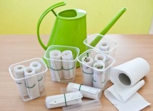 Culturile cultivate în sticle de plastic pe hârtie igienică