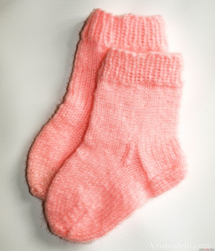 Am tricotat șosete calde cu ace de tricotat pentru un copil